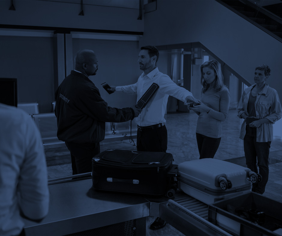 Ochrona lotniska – kontrola bezpieczeństwa pasażerów przy bramkach skanowania