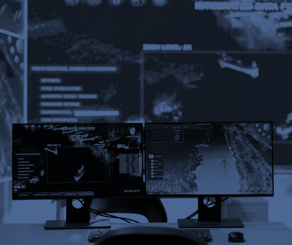 Mężczyzna używający urządzenia do wykrywania podsłuchów w biurze