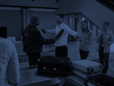 Ochrona lotniska – kontrola bezpieczeństwa pasażerów przy bramkach skanowania