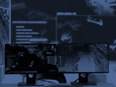 Mężczyzna używający urządzenia do wykrywania podsłuchów w biurze